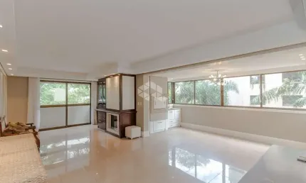 Amplo, ensolarado e em localização nobre ? viva com conforto e elegância na melhor rua do Petrópolis