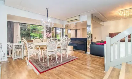 Um clássico da elegância: cobertura com terraço privativo e piscina