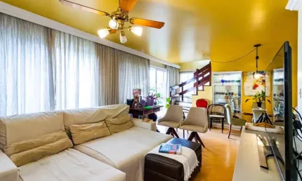 Cobertura triplex com 4 dormitórios, sendo 3 suítes master, 360m² privativos, 3 vagas no  bairro Petrópolis.