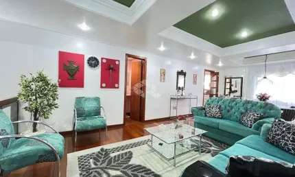 Apartamento garden, 3 dormitórios, suíte, 3 vagas, 244m² privativos no Petrópolis.