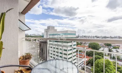 Vista deslumbrante, localização perfeita! Um imóvel pronto para ser seu! Com 2 dormitórios, suíte, sala com split e uma cozinha equipada, este apartam