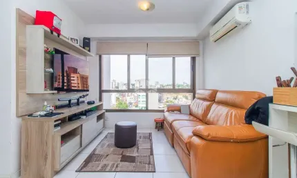 Excelente apartamento de 02 dormitórios com 01 suíte com  65,31m² privativos e 01 vaga coberta e escriturada no Passo da Areia em Porto Alegre,