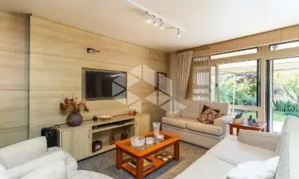 Casa 4 dormitórios, 1 suíte,  vaga para dois carros, 235m2 privativos na Azenha em Porto Alegre.