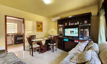 Casa com 3 quartos, suíte, salas, vagas de garagem, 191m²  no Jardim Lindóia em Porto Alegre.
