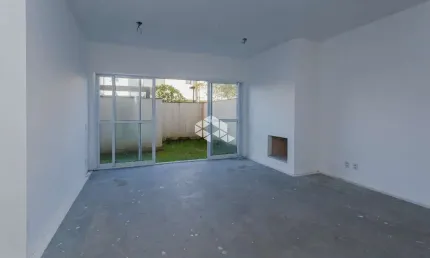 Garden espaçoso com conforto de casa em condomínio exclusivo