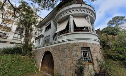 Casa de 400m² com 04 dormitórios e 05 vagas de garagem no bairro menino deus