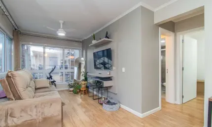 Apartamento à venda no bairro Rio Branco com 2 dormitórios, suíte e 2 vagas! Perto do Parcão e Zaffari!