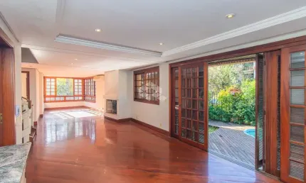 Casa com pátio e piscina em condomínio fechado no boa vista