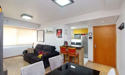 Lindo apartamento, mobiliado e reformado, de 2 dormitórios, 1 vaga de garagem!