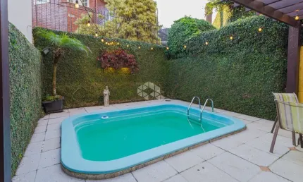 Casa com 253 m² privativos com 4 dormitórios em excelente localização na rua Doutor Barbosa Goncalves