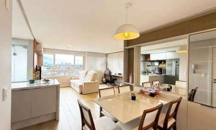 APARTAMENTO TOTALMENTE MOBILIADO PRONTO PARA MORAR  COM 2 DORMITÓRIOS E 2 VAGAS A 50 METROS DA SOGIPA