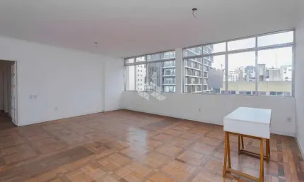 Apartamento com 3 dormitórios, sendo 1 suíte e 1 vagas, na 24 de outubro.