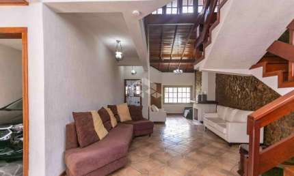 Casa de 5 Dormitórios com Piscina no Jardim Floresta