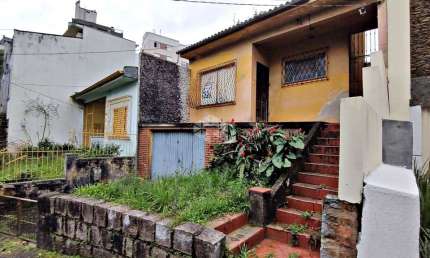 Terreno em excelente localização do Petrópolis, com 211m²