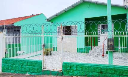 Casa de 03 dormitórios com 165m² privativos em ótima localização do bairro Vila Ipiranga