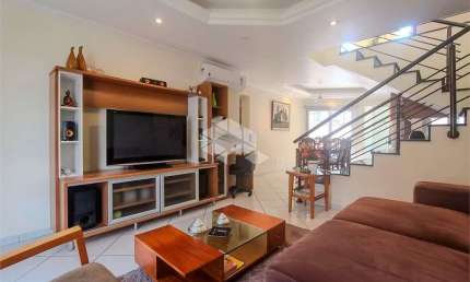 Casa 250m² com 4 Dormitórios em Condomínio Fechado no Ecoville