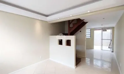 Casa sobrado em condominio com 02 dormitórios e vagano bairro Sarandi em Porto Alegre