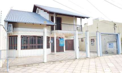 Casa de 03 dormitórios e 3 suítes com 350 m² no Centro de Canoas.