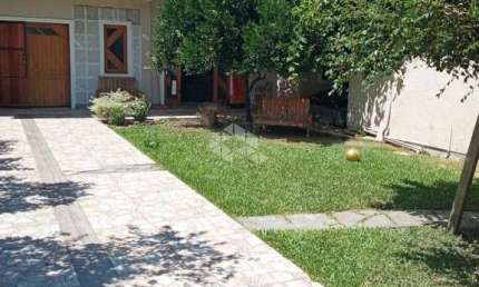 Casa de 03 dormitórios, 01 suíte , 05 vagas, com 154m² no bairro Harmonia em Canoas, com uma loja em frente do imóvel