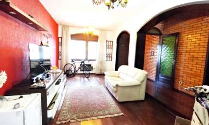 Casa com 5 dormitórios com 1 suíte e 04 vagas no Sarandi próximo a Sertório.