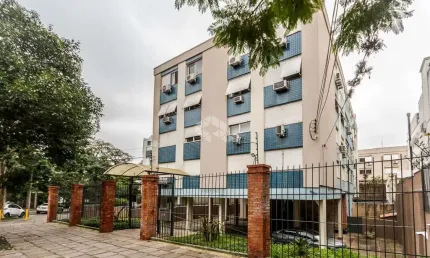 Apartamento com 3 dormitórios com vaga coberta no bairro Petrópolis