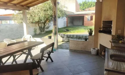 CASA A VENDA NO BAIRRO CARVALHO COM 4 DORMITÓRIOS E PÁTIO