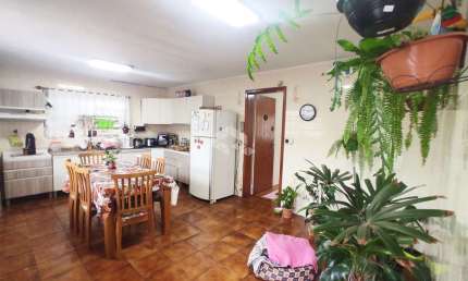 CASA DE 2 DORMITÓRIOS  COM 330M² NO BAIRRO PARTENON