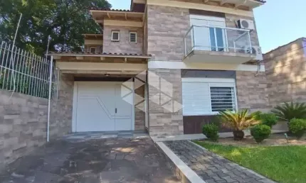 Sobrado Com Pátio imenso de 500m² 3 Dormitórios E 4 Vagas no Teresópolis