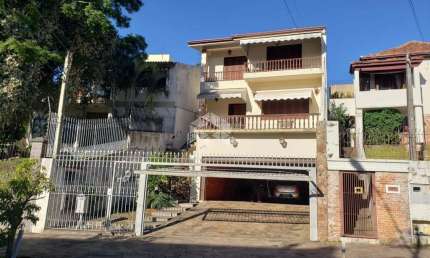 Casa Tradicional 5 dormitórios 4 vagas com pátio no Bairro Santo antônio