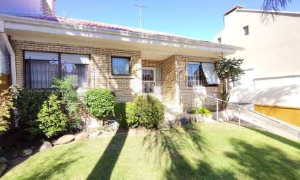 Bela Casa de 04 dormitórios e 02 suítes com 153m² Privativos no do Jardim Itú.