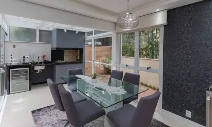 BELÍSSIMA Casa reformada em condomínio, área privativa de 209m²