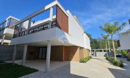 Casa residencial em condomínio fechado no Bairro Cacupé, Florianópolis-SC