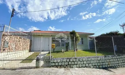 Casa com 3Quartos1 Suíte, Edicula nos fundos, casa com garagem e 3 peças com banheiro.