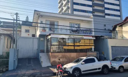Casa com dois pavimentos em Capoeiras, florianópolis-SC