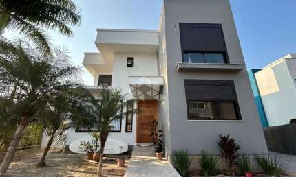 Casa em condomínio fechado com 04 suítes - Cachoeira de Bom Jesus - Florianópolis