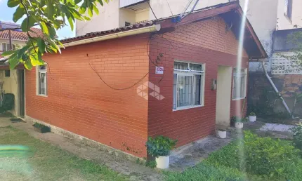 Casa com excelente metragem de terreno com duas casas