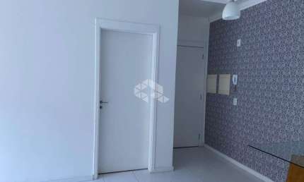Apartamento 2 dormitórios desocupado, semi mobiliado.
