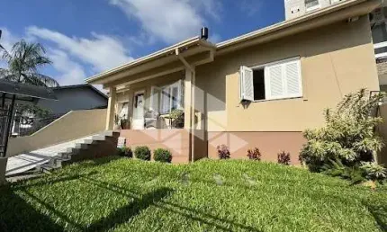 Casa à venda com 03 dormitórios, 01 suíte, piscina e vista linda para o bairro