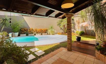 Casa impecável em rua tranquila com 5 dormitórios e 4 vagas