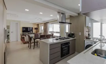 Apartamento semimobiliado com 3 dormitórios e 3 vagas no petrópolis