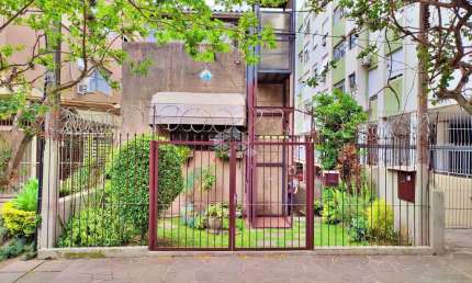 Casa com 5 dormitórios e elevador no bairro Petrópolis.