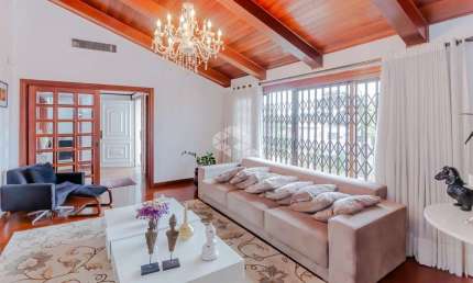 casa para familia toda nos 3 figueiras,  uma quadra do colégio Farroupilha