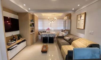 Apartamento 2 dormitórios reformado e muito bem localizado no bairro Petrópolis!