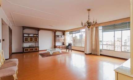 Apartamento para Reforma, 4 quartos sendo 1 suíte, living amplo, 1 vaga e 1 deposito.