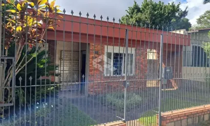Casa 3 dormitórios, suíte, vaga de garagem, pátio e churrrasqueira