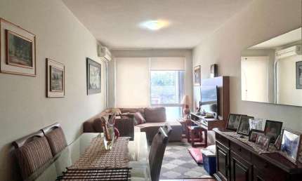 Apartamento com dois quartos no Menino Deus, ótimo estado e bem localizado.