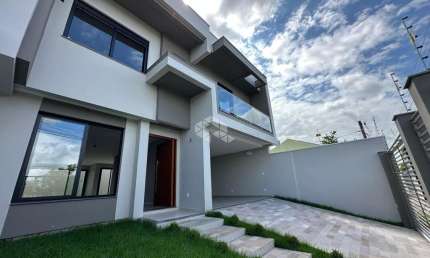 Casa com 3 suítes, 4 vagas de garagem, bairro Moinhos de Vento, em Canoas
