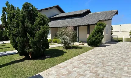 Sobrado 4 dormitórios, quiosque com piscina aquecida, 278 m² construído, Centro Tramandaí