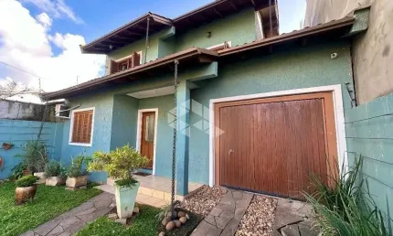 Sobrado 03 quartos, 1 suíte, 146m², vaga para 3 carros Bairro Igara