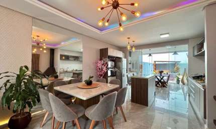 Sobrado, com 3 quartos, suíte com closet, 2 vagas, piscina, mobiliado Bairro Igara em Canoas